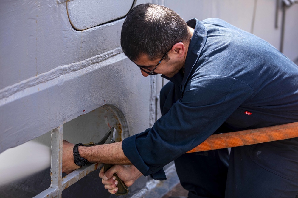 Sailors participate in hands on training