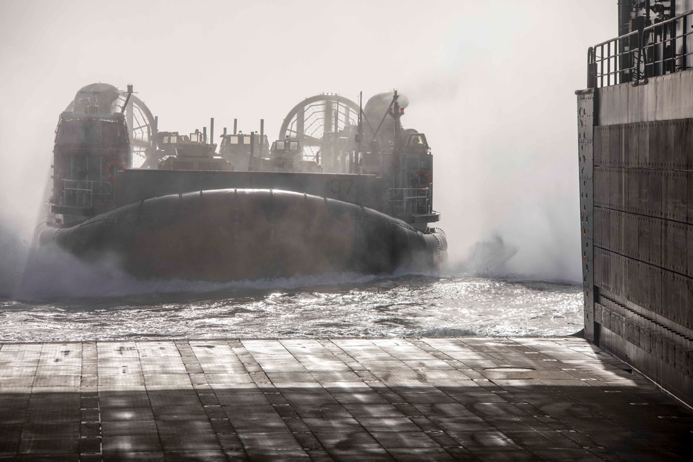 USS New York performs LCAC operations