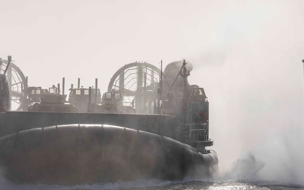 USS New York performs LCAC operations