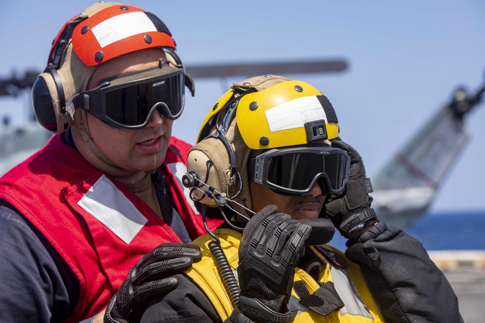 Sailors take part in flight deck fire fighting drills