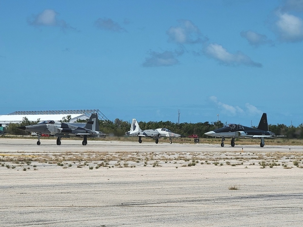 F-5 Tigers II train at NAS Key West