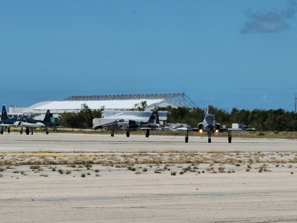 F-5 Tigers II train at NAS Key West