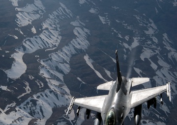 28th EARS refuels Fighting Falcons over Afghanistan