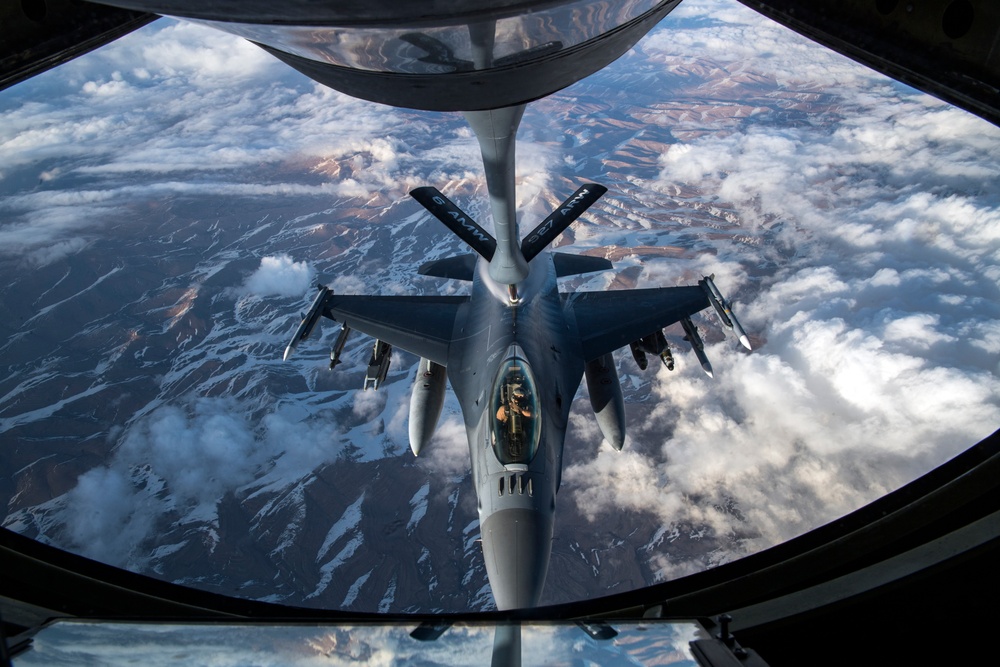 28th EARS refuels Fighting Falcons over Afghanistan