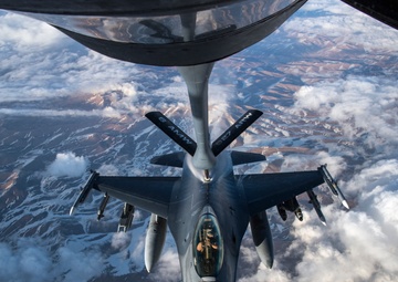 28th EARS refuels Fighting Falcons over Afghanistan