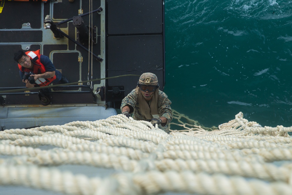 Throwback: 31st MEU Marines conduct tactical debarkation from USS America