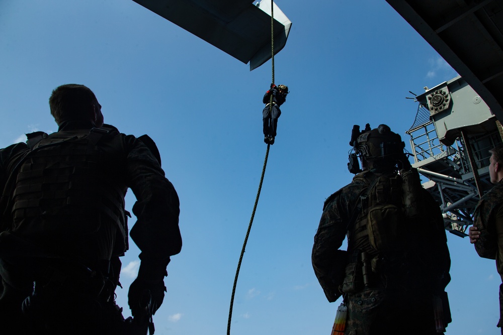 31st MEU MRF fast ropes aboard USS America