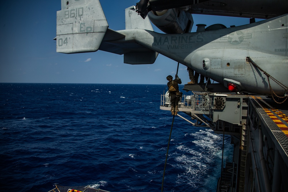 31st MEU MRF fast ropes aboard USS America