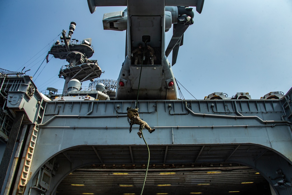 31st MEU MRF fast ropes aboard USS America