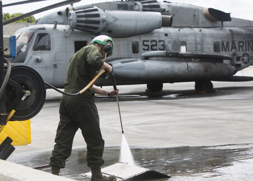 HMH-361 maintains CH-53E Super Stallions