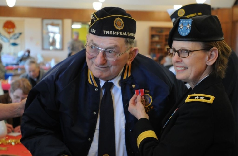 WWII veteran presented with Bronze Star Medal (2015)