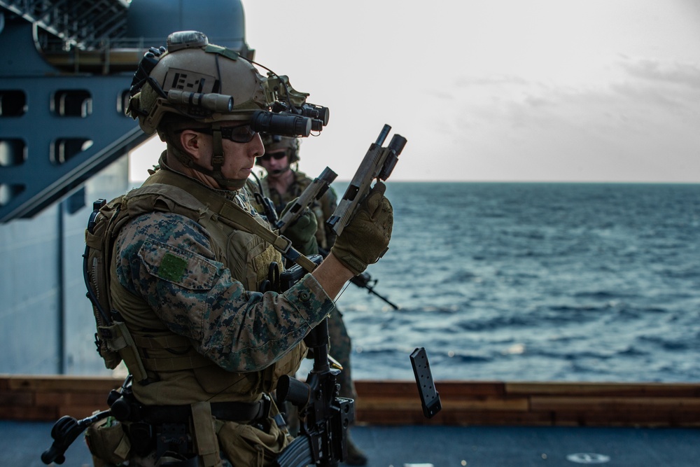 Commandos Marine of a Counter Terrorism and Hostage Rescue team on the deck  of the Charles de Gaulle after parachuting from an Atlantique 2 ASW  aircraft, mission Antares, November 2022. [1500x1000] : r/MilitaryPorn