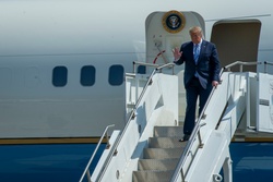 President Trump Visits USNS Comfort [Image 2 of 3]
