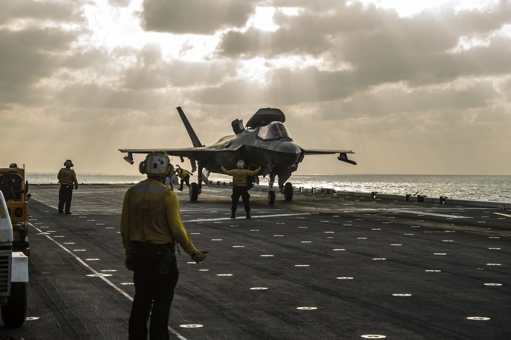 31st MEU unleashes F-35 fighter aircraft armed with GBU-49 bombs in Philippine Sea