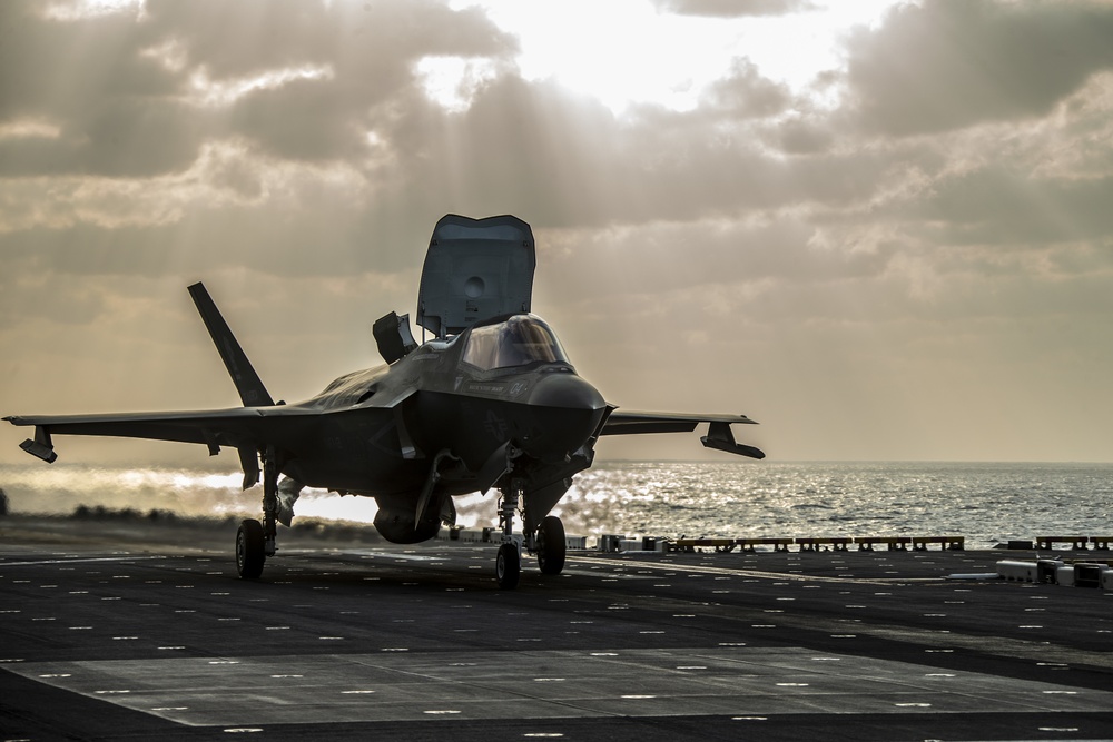 31st MEU unleashes F-35 fighter aircraft armed with GBU-49 bombs in Philippine Sea