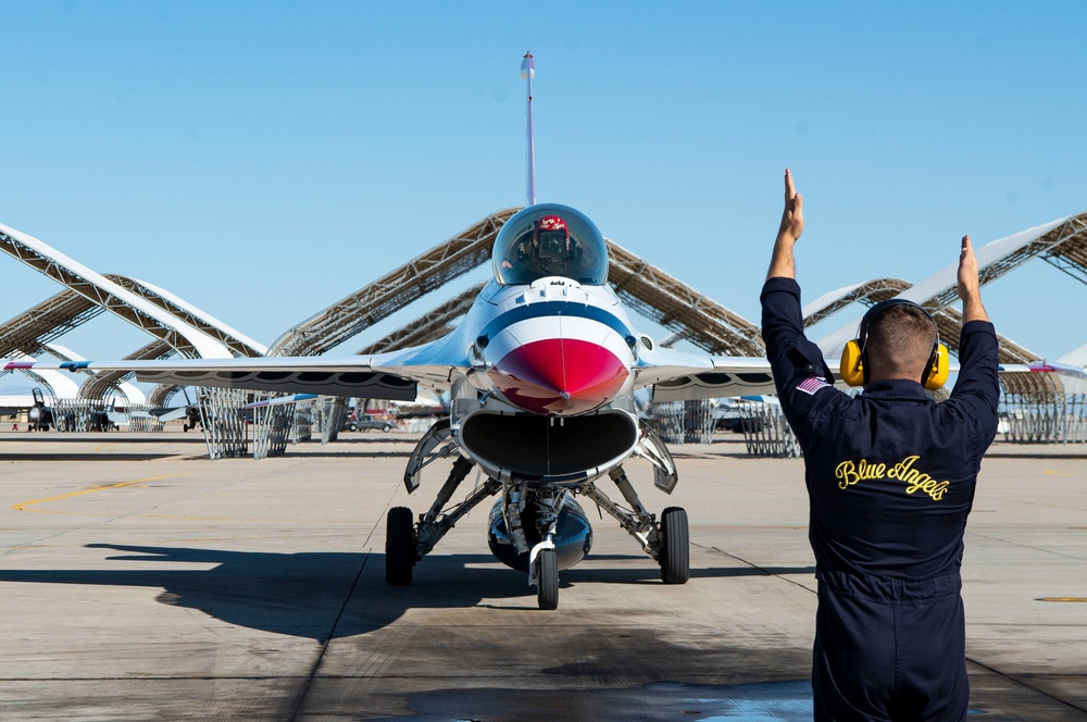 Thunderbirds visit the Blue Angels for training