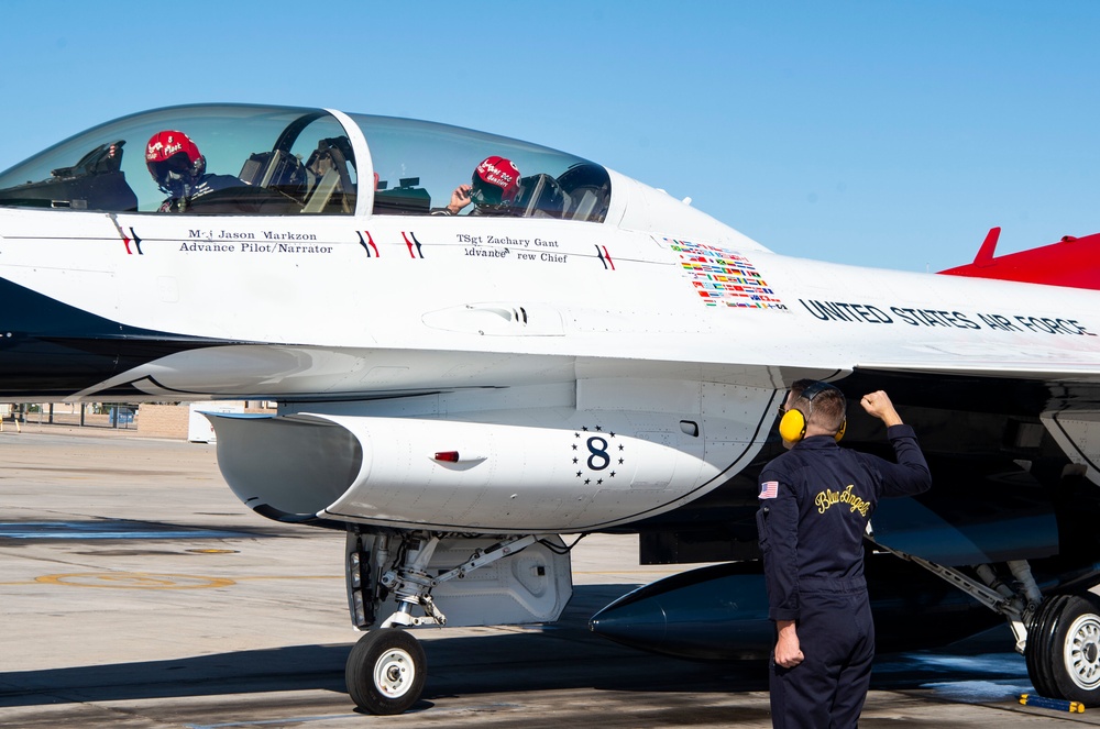 Thunderbirds visit the Blue Angels for training