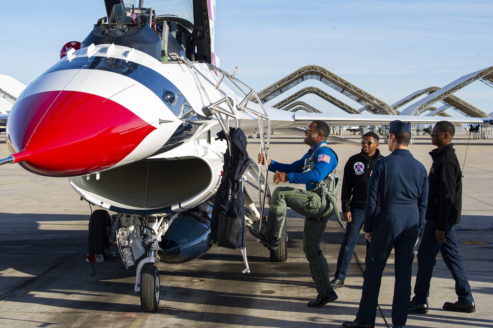 Thunderbirds visit the Blue Angels for training