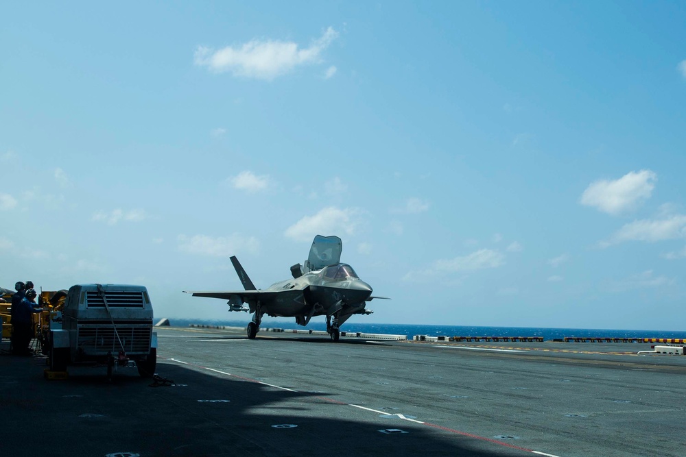 31st MEU unleashes F-35 fighter aircraft armed with GBU-49 bombs in Philippine Sea