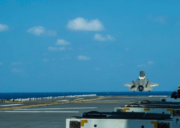 31st MEU unleashes F-35 fighter aircraft armed with GBU-49 bombs in Philippine Sea