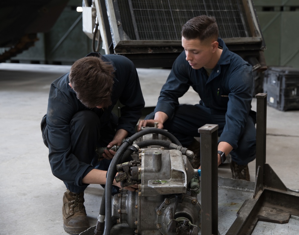 3rd Assault Amphibian Battalion Conducts Maintenance