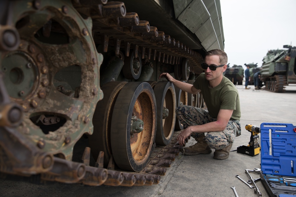 3rd Assault Amphibian Battalion Conducts Maintenance