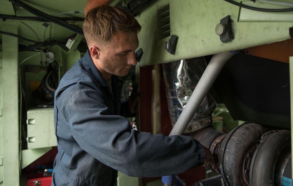 3rd Assault Amphibian Battalion Conducts Maintenance