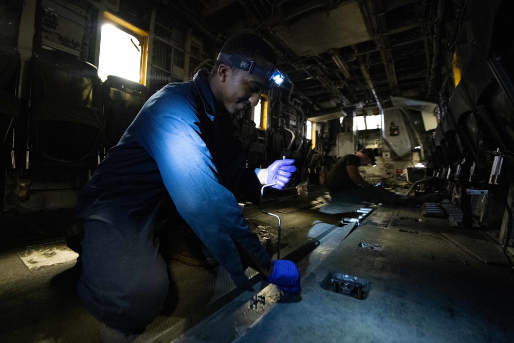 31st MEU Marines Conduct Maintenance