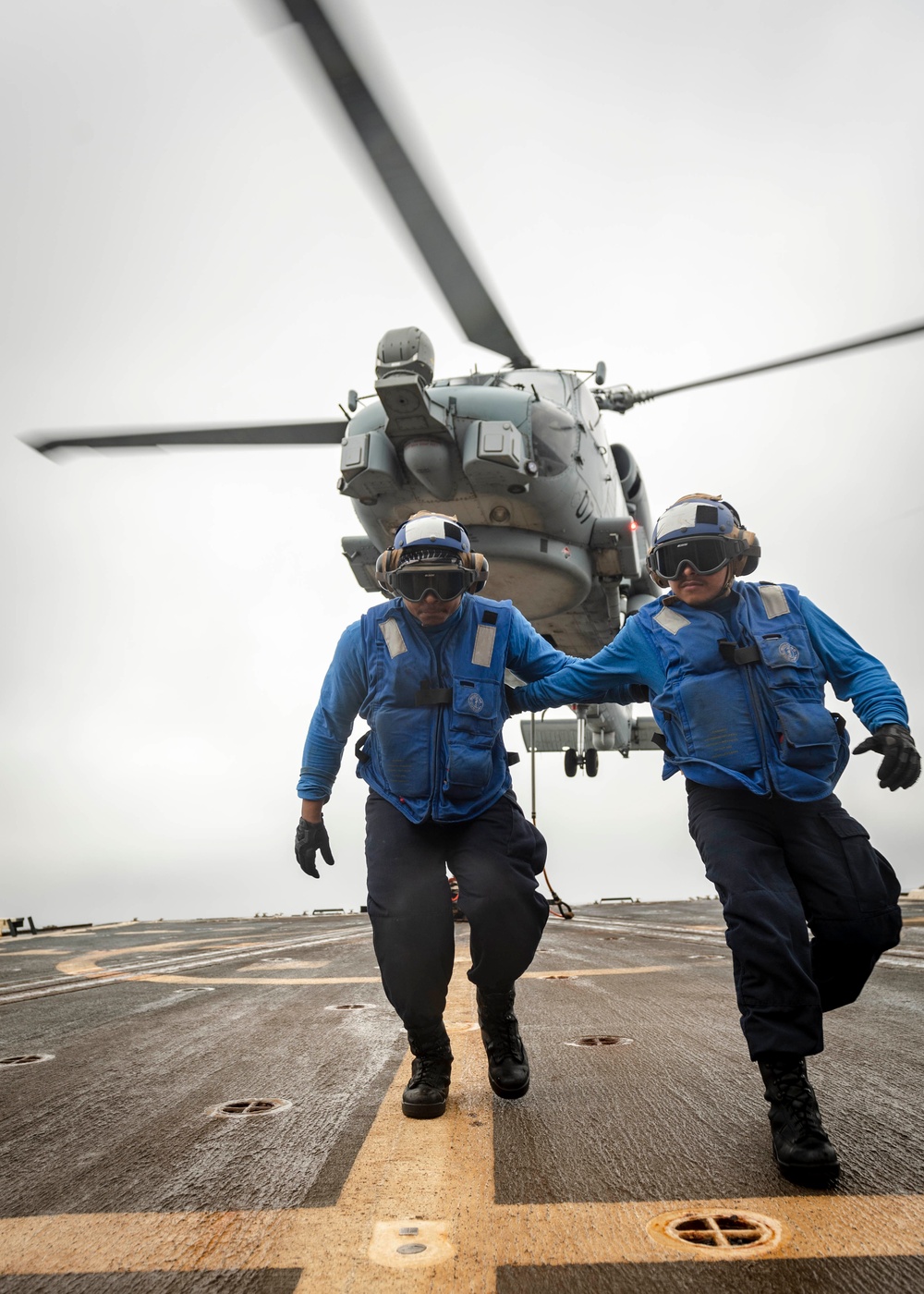 USS McCampbell (DDG 85) conducts vertical replenishment training