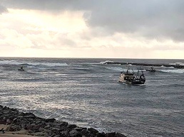 New Coast Guard surfmen escort fishing vessel across the Umpua RIver bar