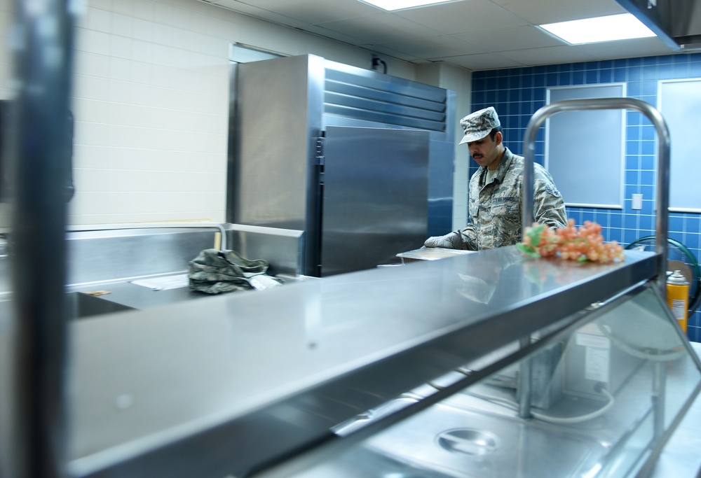 DFAC feeds Airmen during COVID-19 pandemic