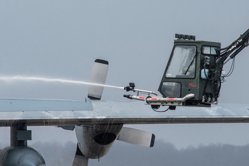 De-iced Hercules carries out Missouri Guard mission