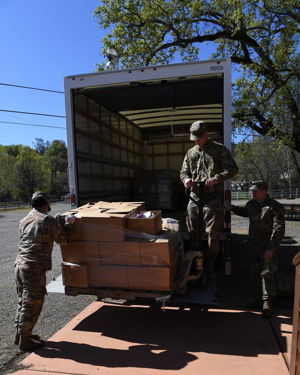 Cal Guardsmen distribute food to Napa Valley residents