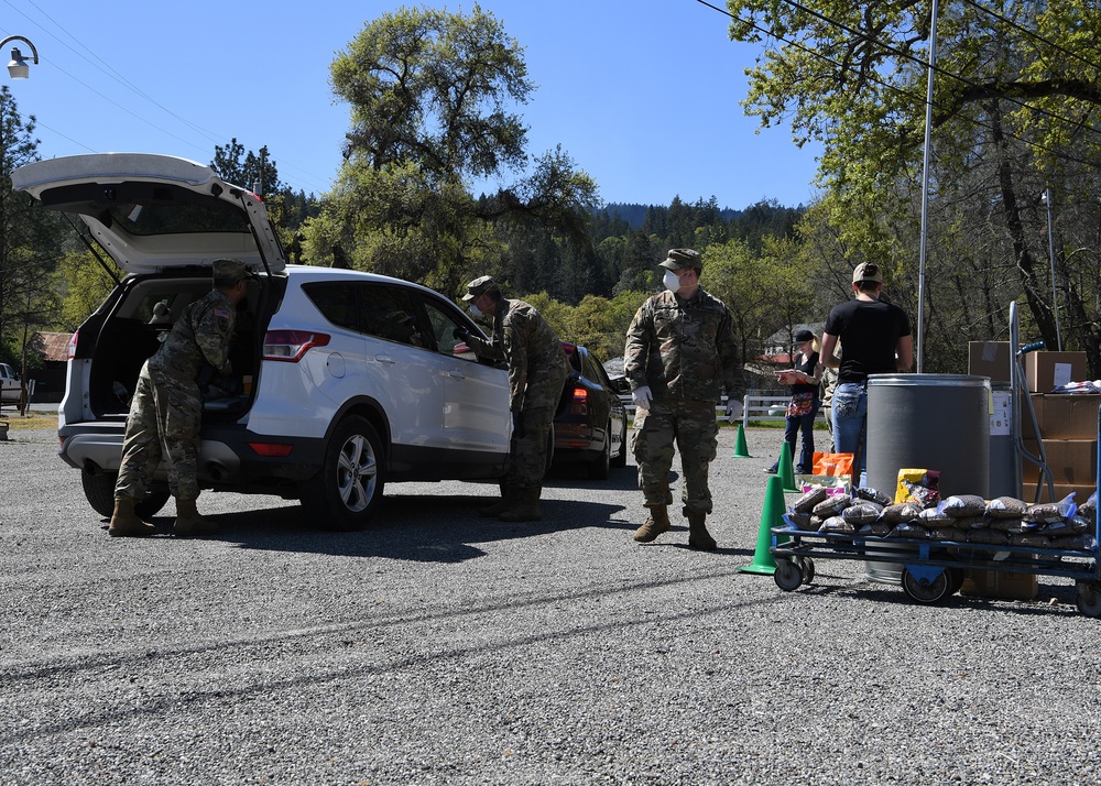 Cal Guardsmen distribute food to Napa Valley residents