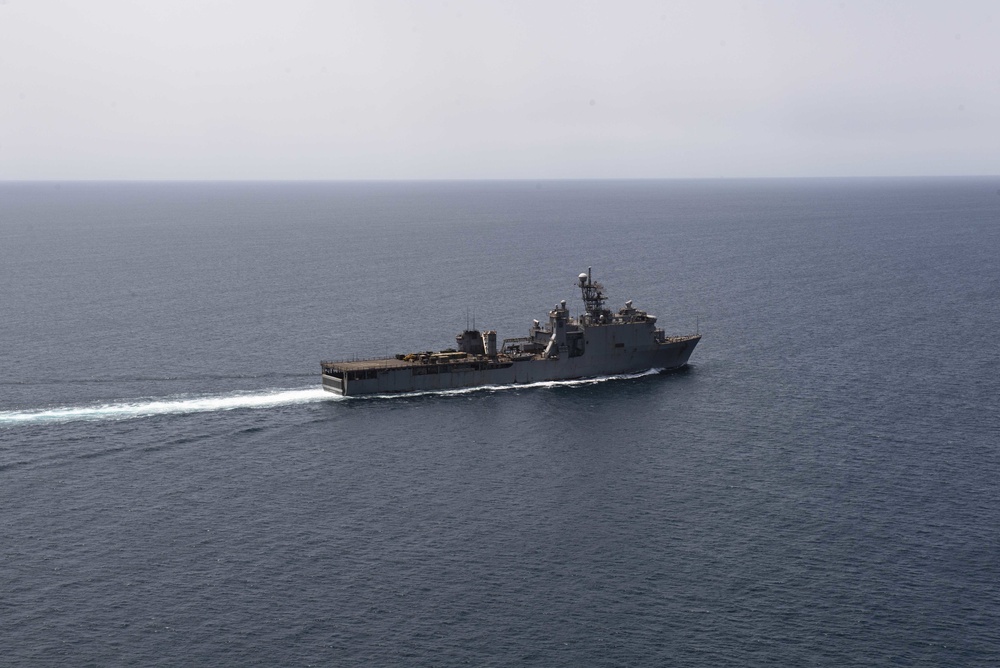 USS Oak Hill (LSD 51) transits Arabian Gulf