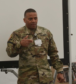 1ID Fwd sergeant major meets with enlisted personnel in Poznań