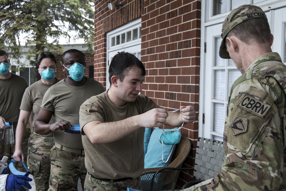 Soldiers Provide COVID-19 Tests