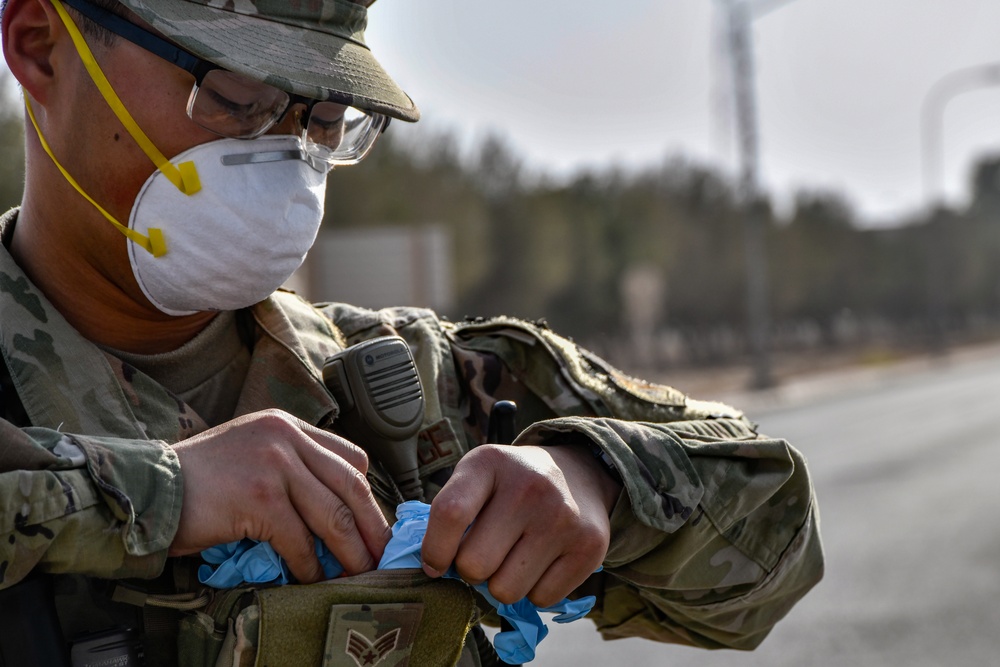Kuwait Airmen and Marines exercise COVID-19 precautions