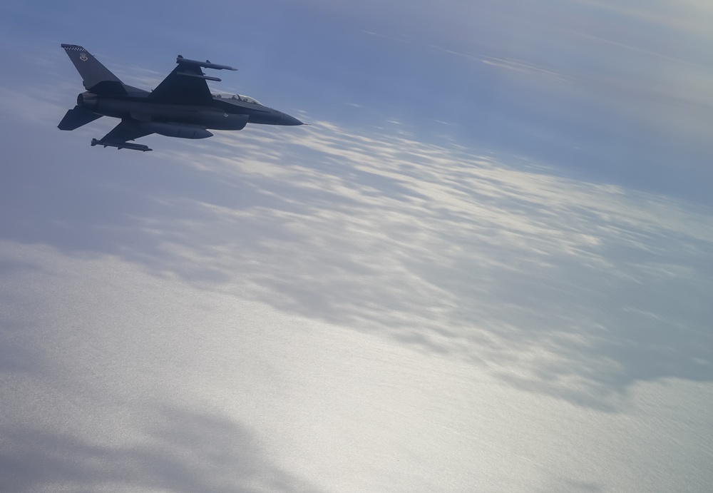F-16 Trains Over Gulf