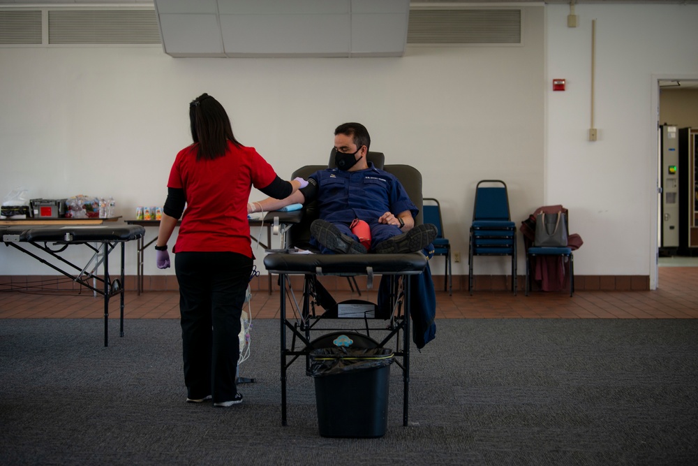 Coast Guard, American Red Cross, host blood drive in Alameda