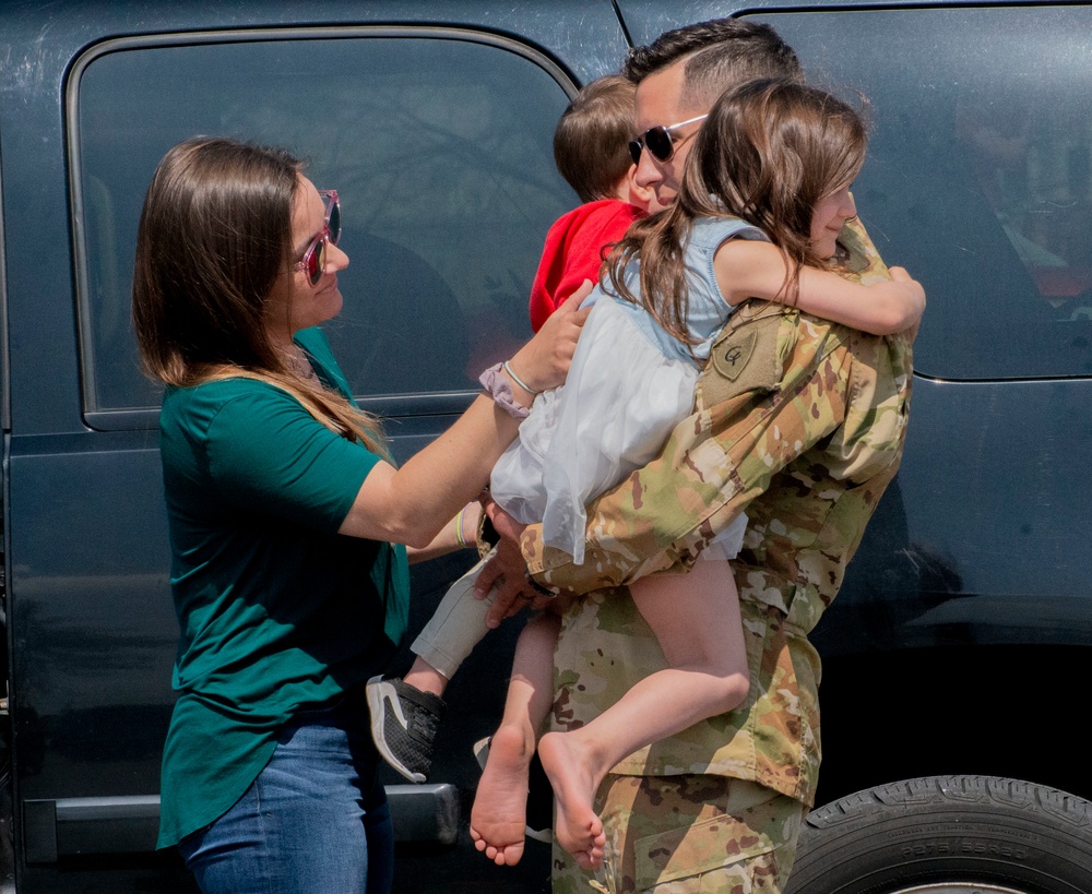 38th Infantry Soldiers coming home