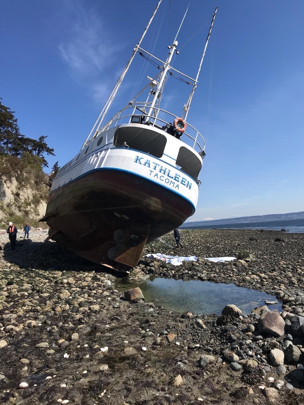 Coast Guard Sector Puget Sound personnel respond to aground vessel in Washington