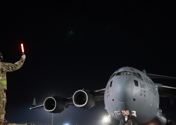 Hawaii airlifters return from infant-medevac mission