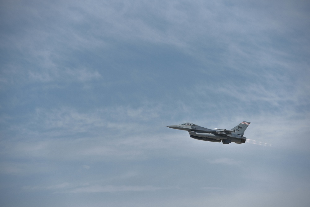 F-16 Fighting Falcon takes off