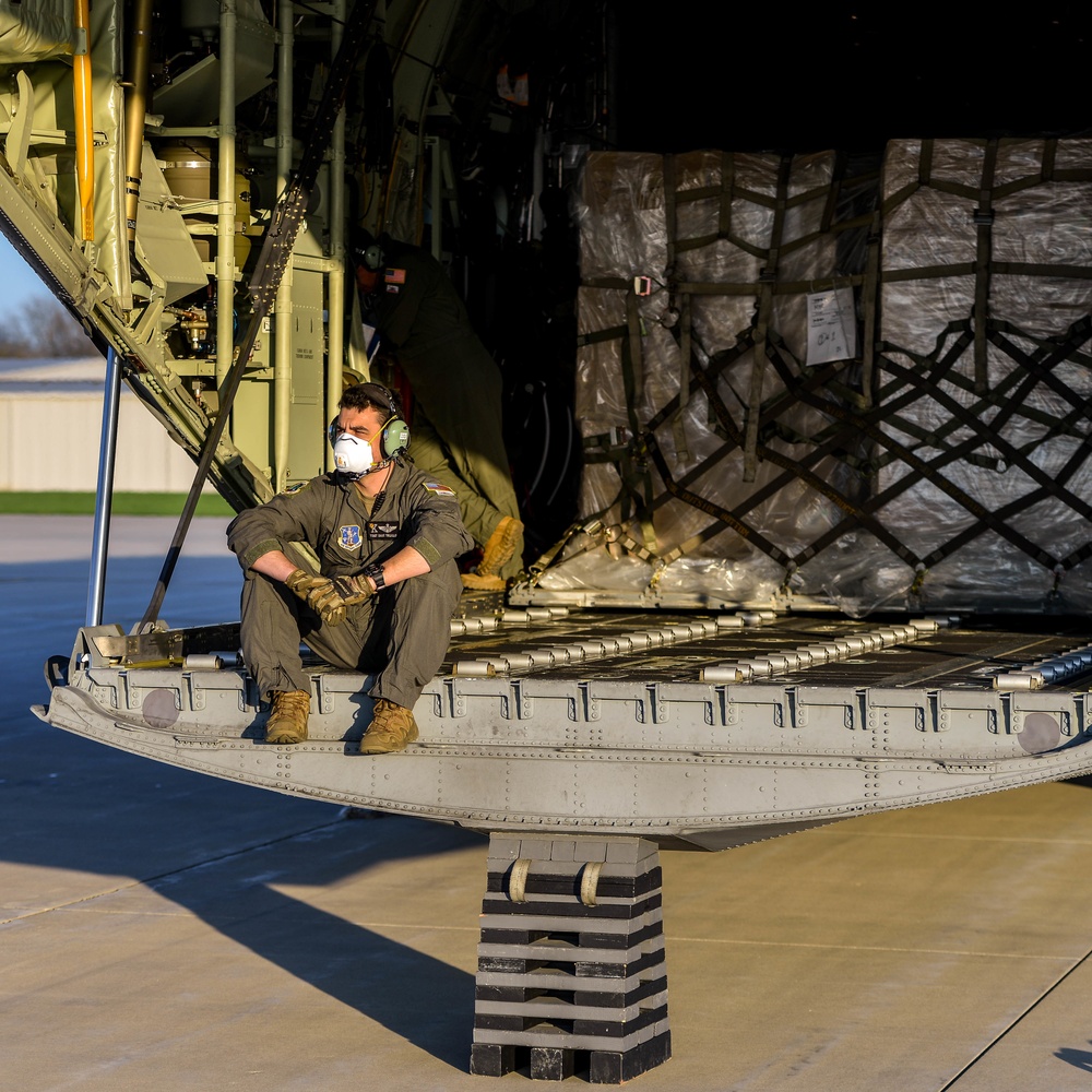 California Air National Guard delivers supplies to Illinois