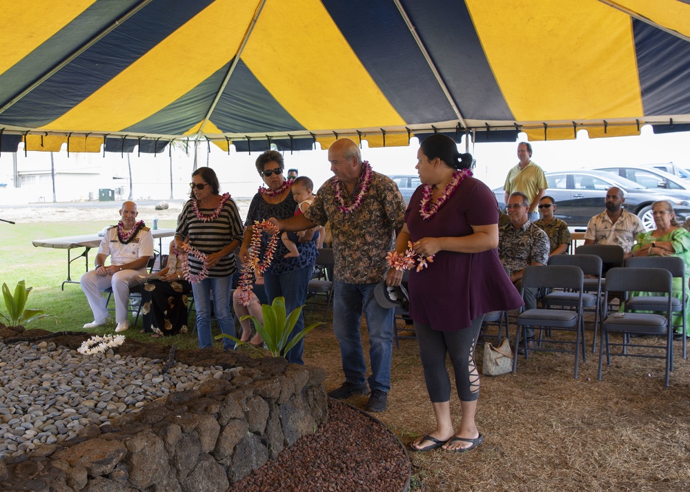 Na 'Ohana Papa O Mana Family Members Present Gifts During Ceremony