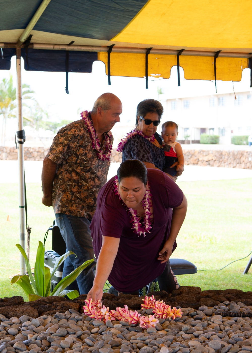 Na 'Ohana Papa O Mana Family Members Present Gifts During Ceremony