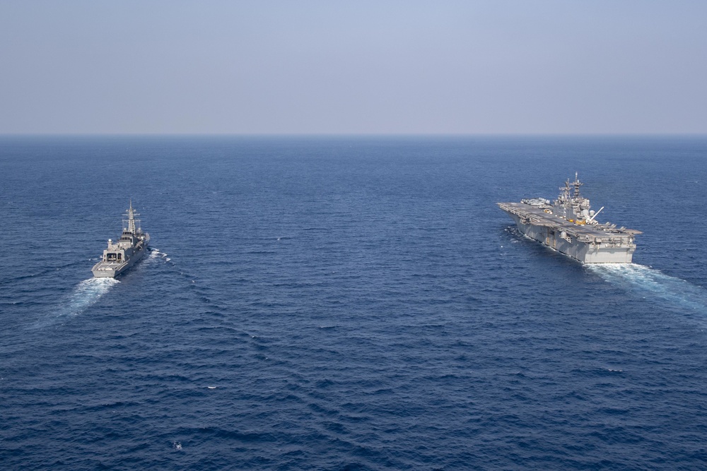 America, Akebono sail together in East China Sea