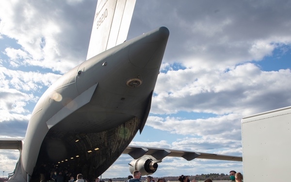 Members of The 801st Combat Support Hospital, U.S. Army Reserve, Fort Sheridan, Illinois, arrives in Hanscom Air Force Base