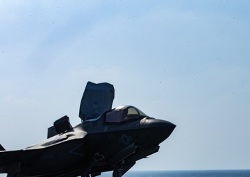 Marines with 31st MEU conduct flight operations aboard USS America